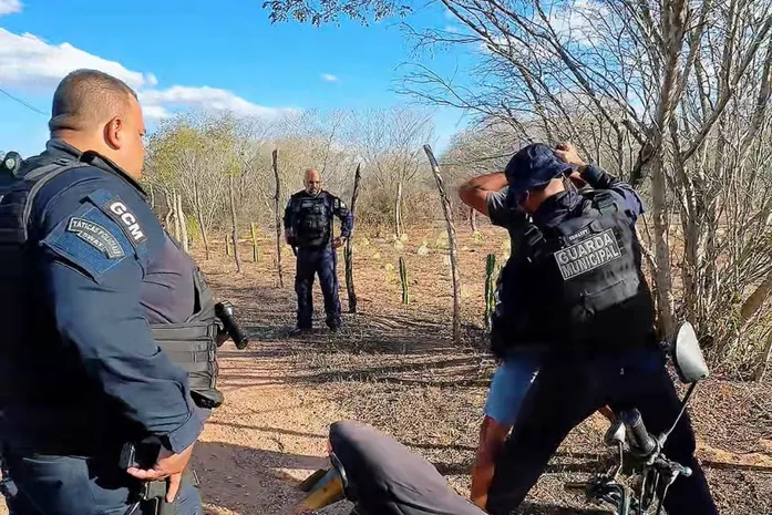 Patrulha Selma Bandeira prende homem em flagrante após denúncia de violência doméstica em Delmiro Gouveia