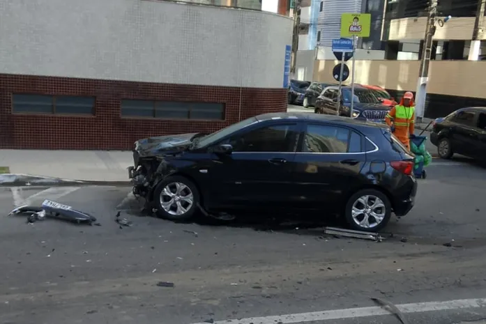 Acidente entre carro e ônibus causa transtornos na Ponta Verde, em Maceió