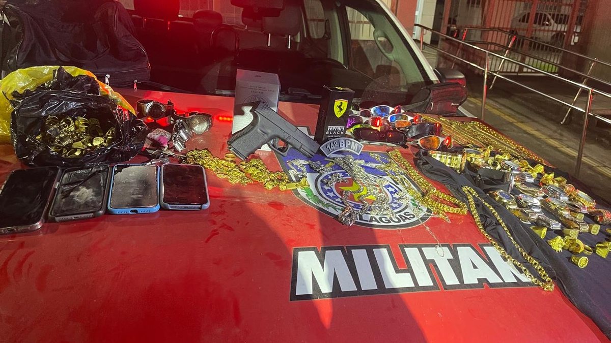 Polícia prende dupla suspeita de roubo a loja após proprietário reconhecê-los