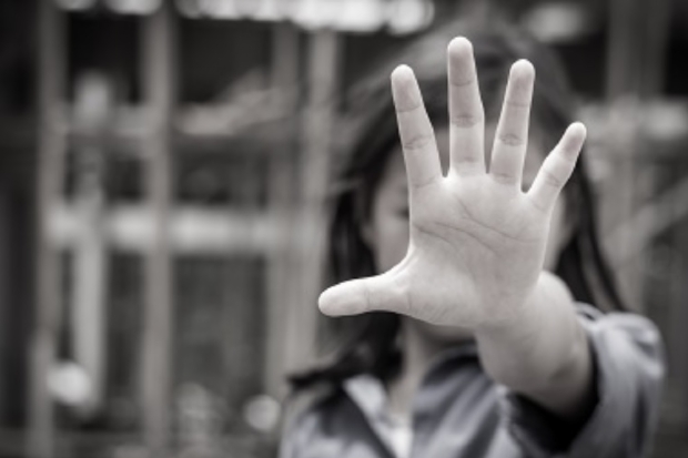 Funcionária é flagrada por câmeras de segurança puxando cabelo e empurrando criança em creche