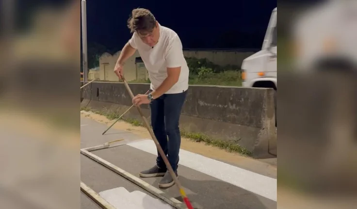 Falta de recursos para pintar faixa de pedestre leva vereador a “pôr a mão na massa”