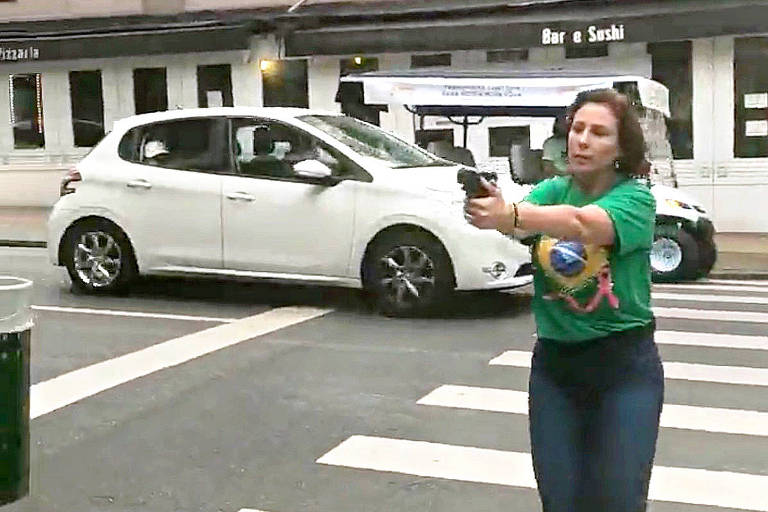 Condenada a mais de 10 anos de prisão, Carla Zambelli tem parecer para continuar com mandato de Deputada