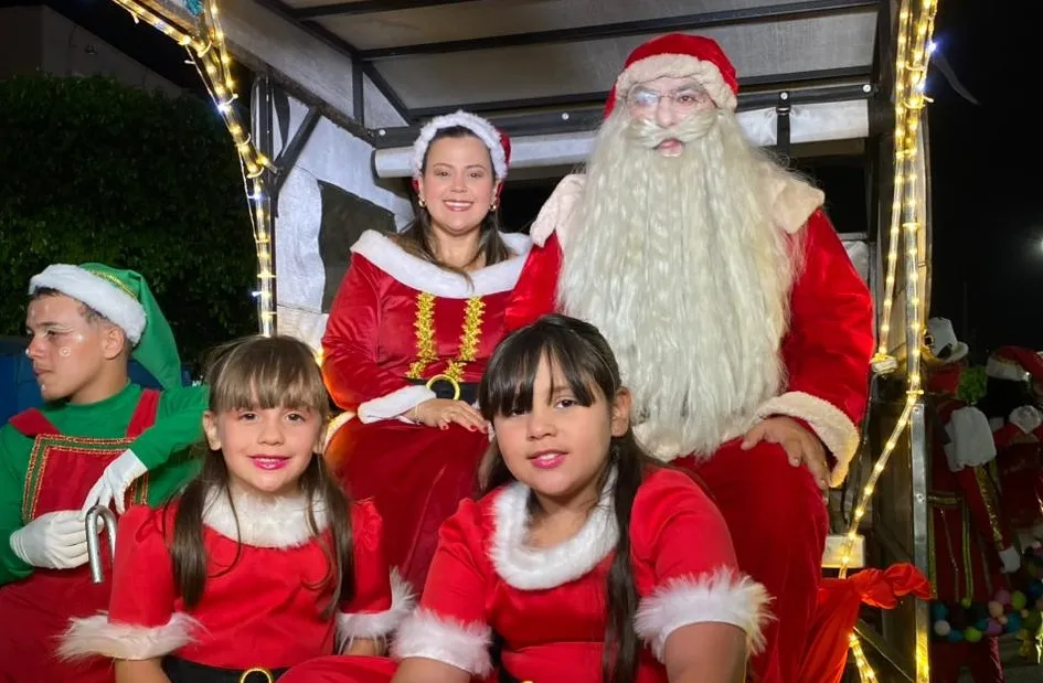 Prefeito de Junqueiro volta a surpreender e aparece como Papai Noel no acendimento das luzes natalinas