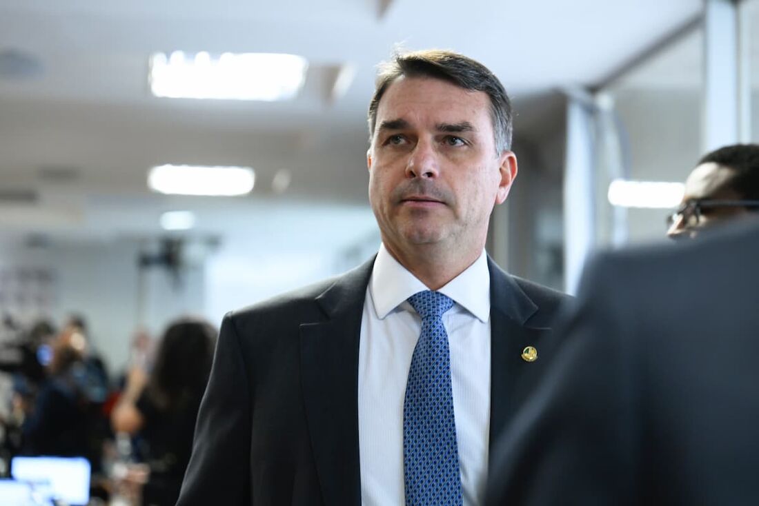 Flávio Bolsonaro pode receber título de Cidadão Honorário de Maceió; entenda proposta