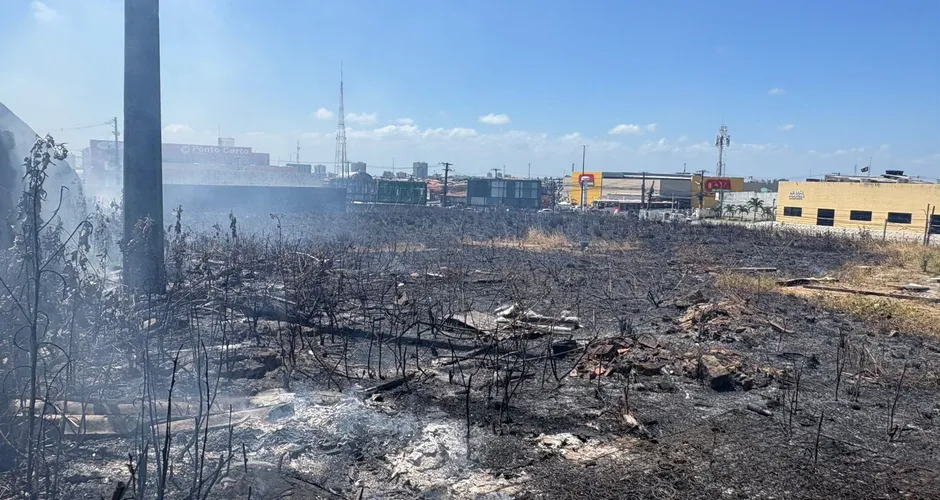 Bombeiros controlam incêndio em vegetação no Jacintinho