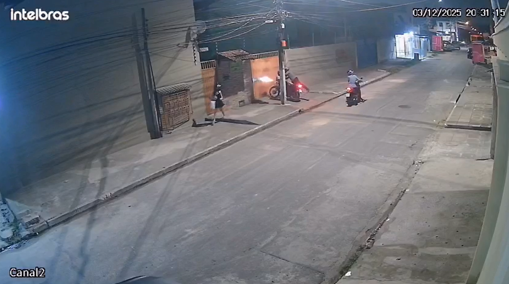 Mulheres têm moto roubada na porta de condomínio no bairro de Santa Lúcia