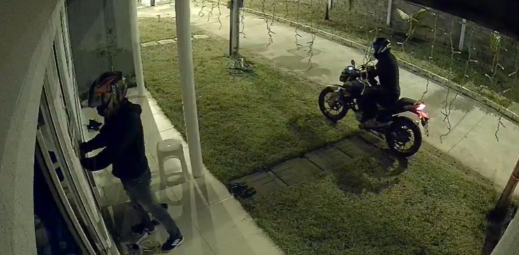 Dupla invade condomínio e assalta casa no bairro Cidade Universitária