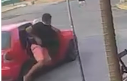 Esperança: Homem pula de carro em movimento e escapa de sequestro