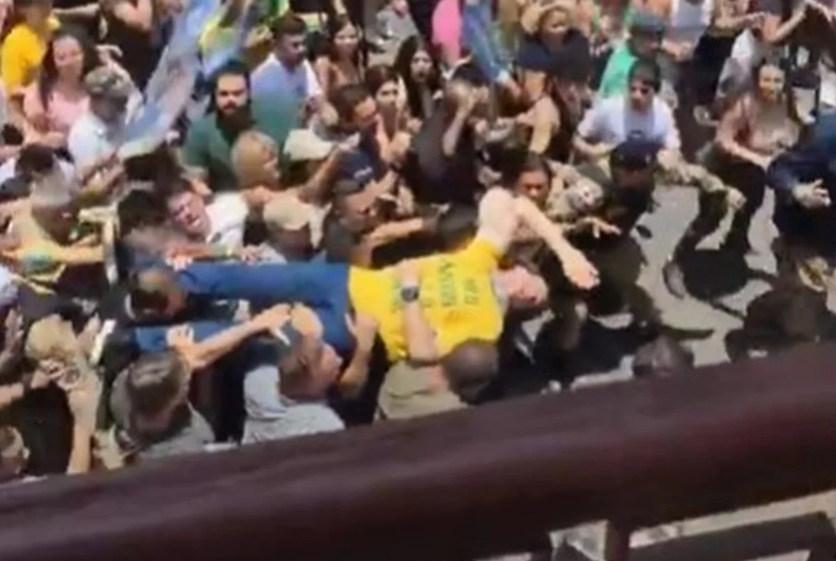 Veja cena polêmica de filme que recria facada em Bolsonaro