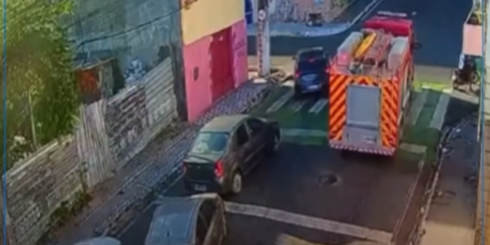Câmeras registram acidente com viatura dos Bombeiros no Centro de Maceió