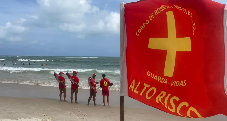 Seis banhistas são resgatados em menos de 30 minutos na Praia do Francês