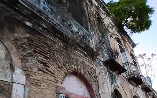 Três crianças ficam feridas após caírem de sacada de casarão abandonado em Jaraguá