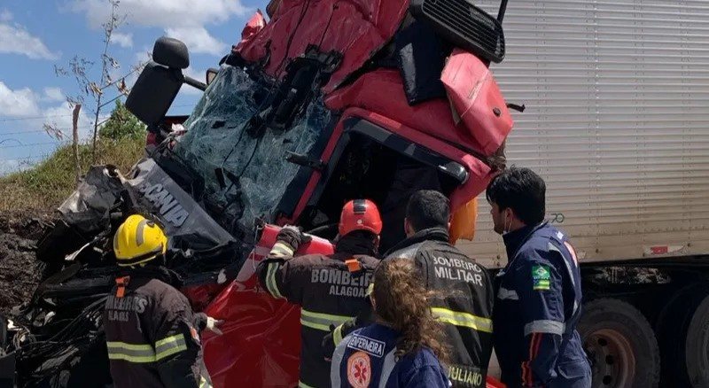 Homem morre após colisão entre caminhão e carreta carregada de madeira na BR-101