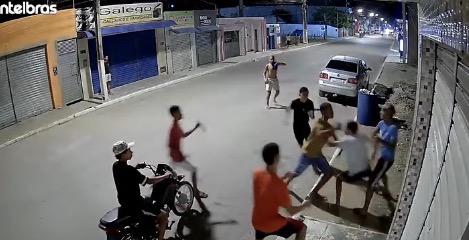 Confusão generalizada termina com jovens esfaqueados em Luziápolis; vídeo mostra briga