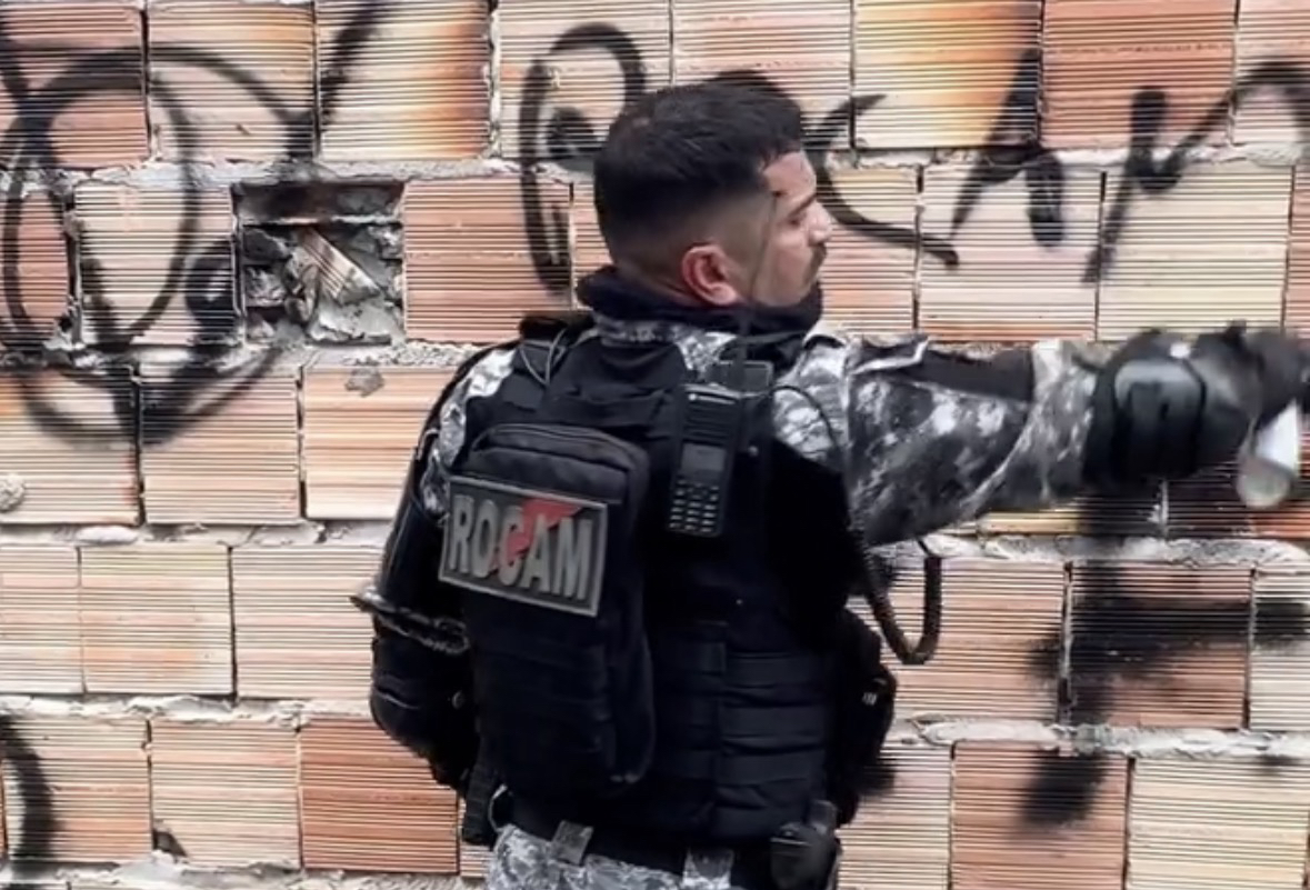 Sargento da PM desafia facções e marca território com o nome da Rocam no combate à criminalidade