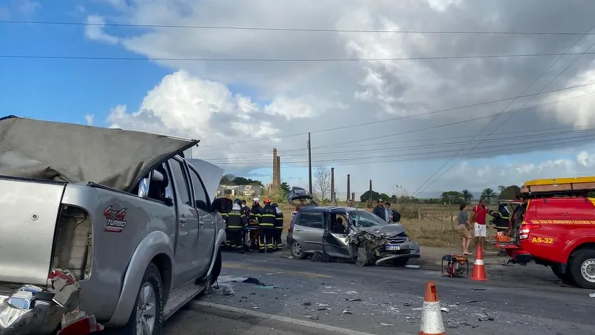 Acidente entre dois carros deixa vítima presa no veículo na BR-316, em Alagoas