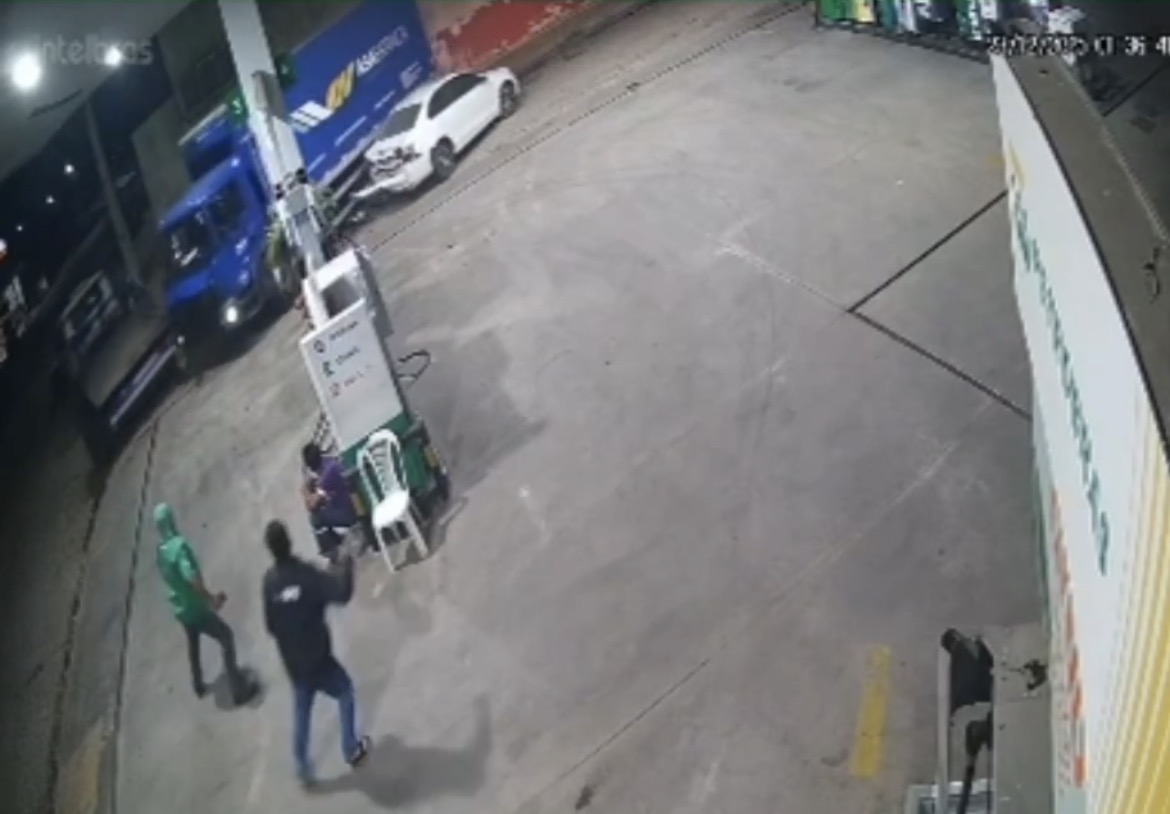 Susto daqueles: Caminhão arrasta carros em posto de combustíveis em São José da Tapera