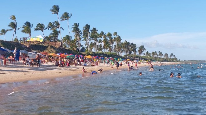 Turistas denunciam práticas abusivas de barraqueiros na Praia do Francês