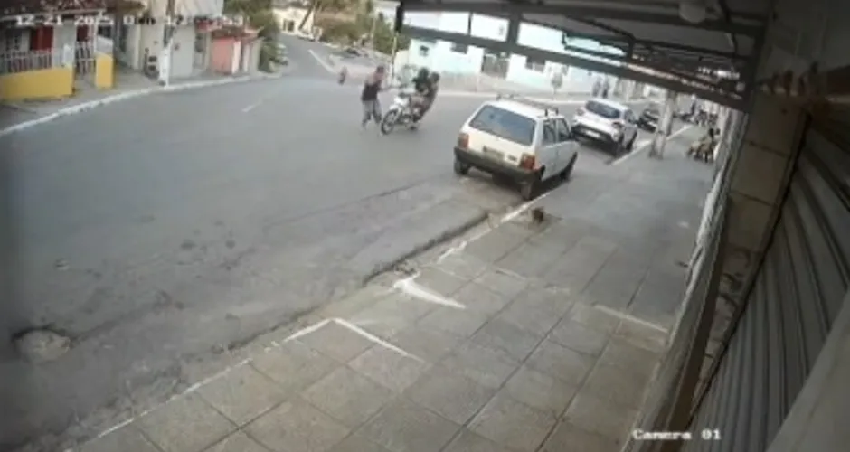 Câmera registra atropelamento de pedestre em Coqueiro Seco