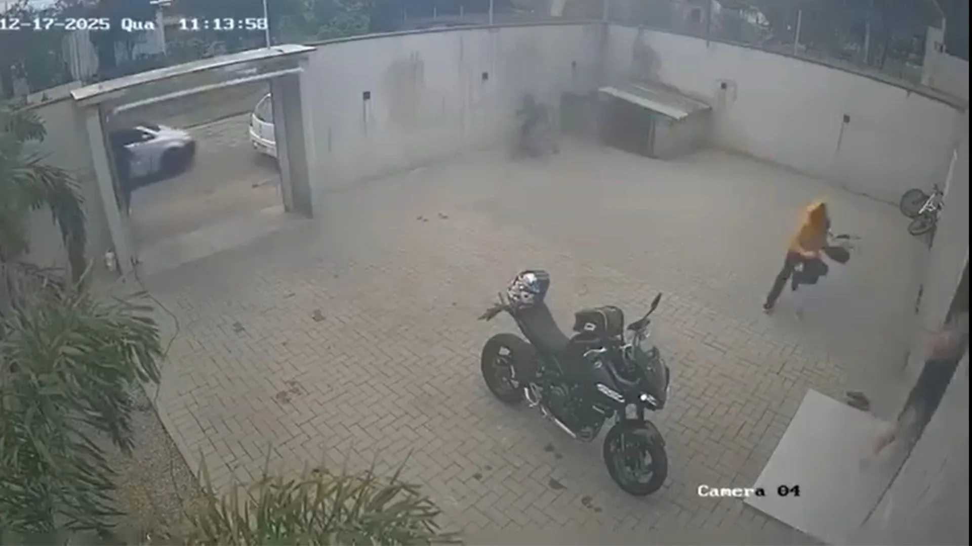 Mulher reage a assalto e troca tiros com criminosos em Santa Catarina