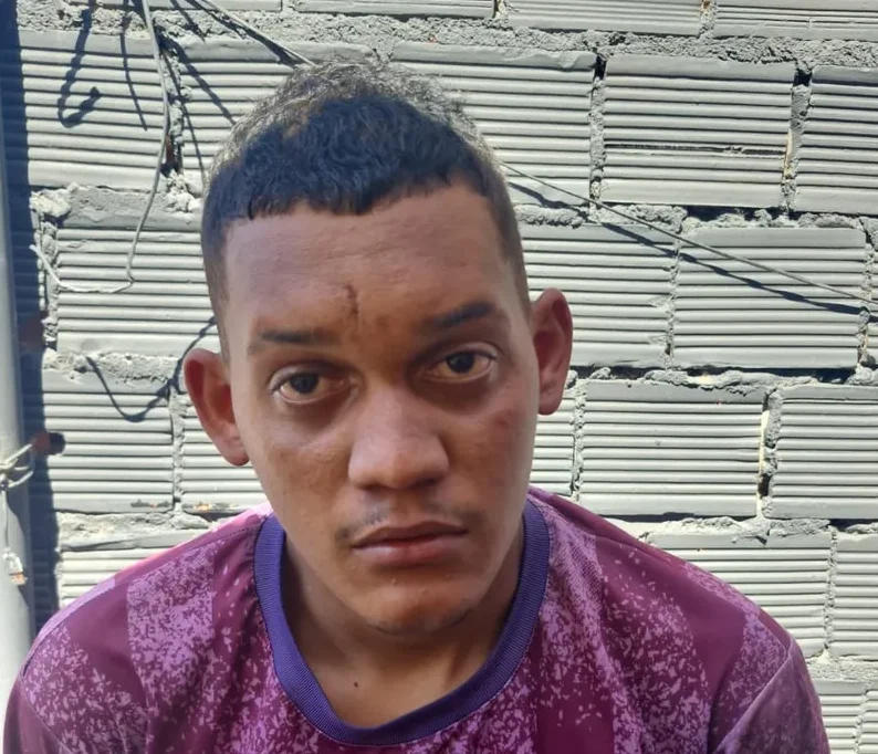 Polícia prende um dos suspeitos de matar homem e torturar mulher no Jacintinho