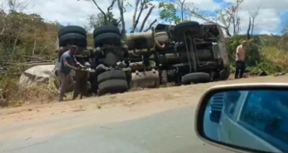 Caminhão tomba na BR-101 e deixa motorista ferido em Teotônio Vilela