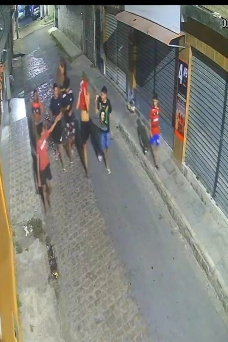 Vídeo flagra adolescentes cometendo atos de vandalismo no Jacintinho, em Maceió
