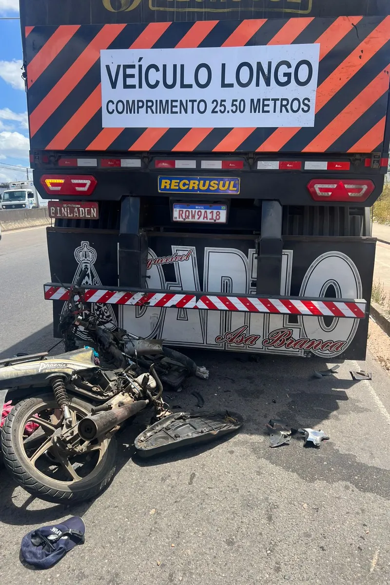 Motociclista morre após bater na traseira de caminhão em Arapiraca