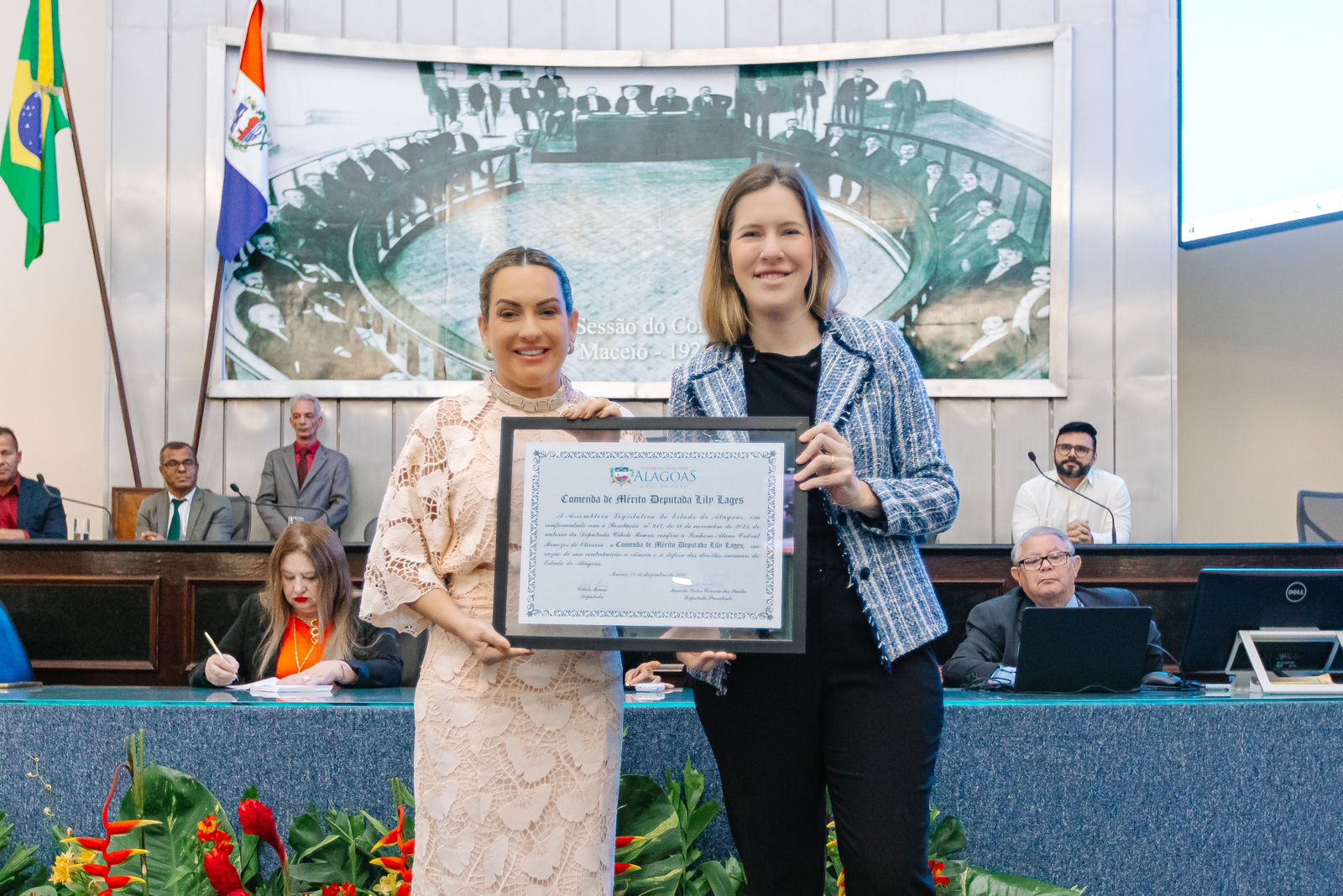 Por sua contribuição à ciência e à causa animal, Alane Menezes recebe comenda aprovada por unanimidade na Assembleia Legislativa de Alagoas