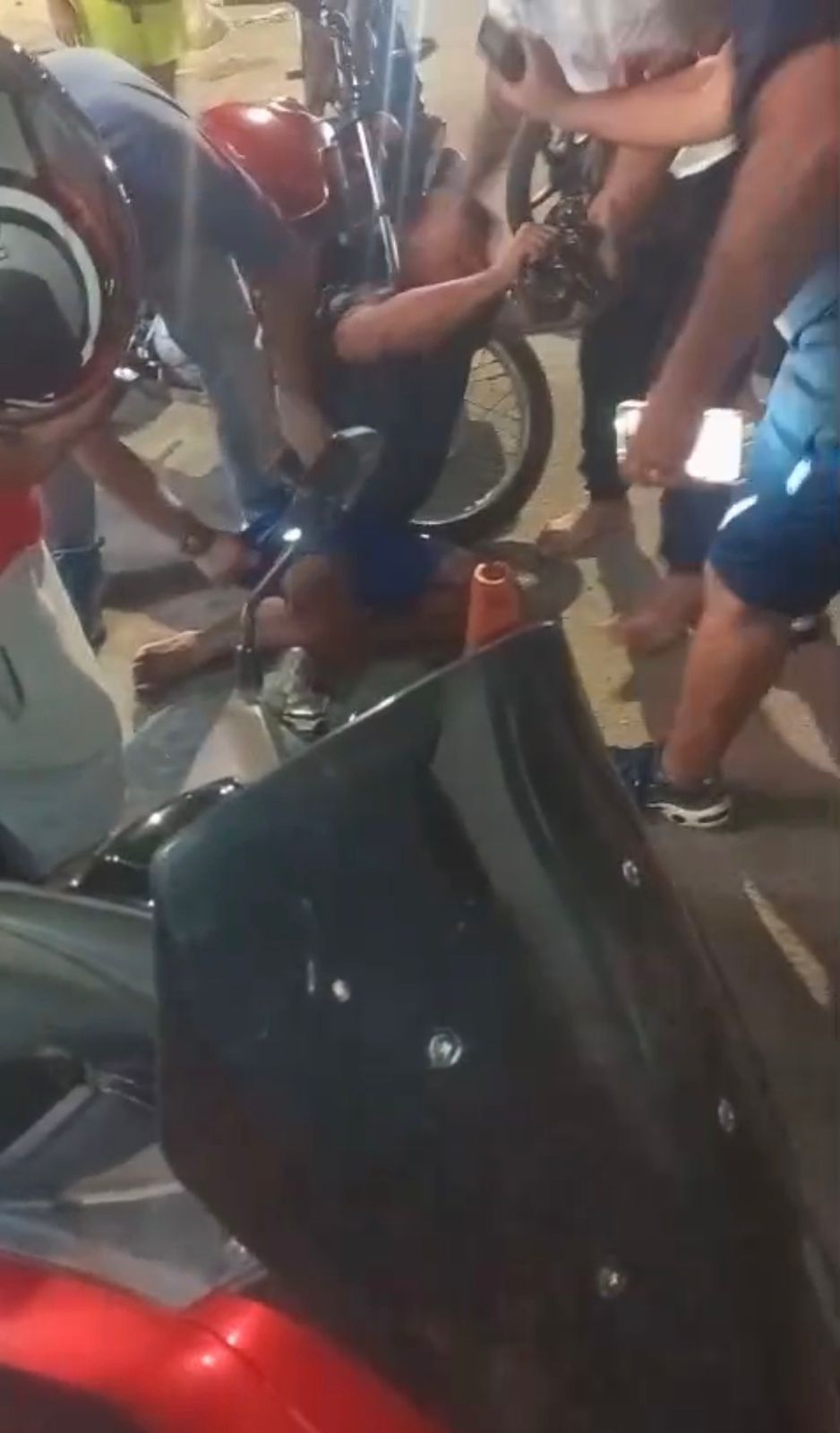 Homem é agredido por populares após tentar roubar celular no Graciliano Ramos