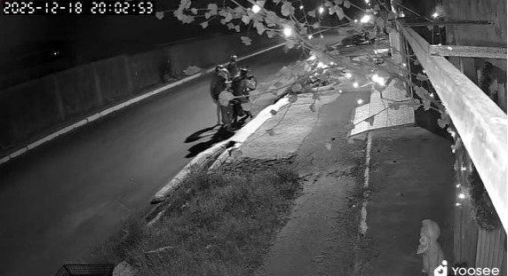 Vídeo mostra momento em que casal é assaltado e tem moto roubada na Avenida Paulo Holanda