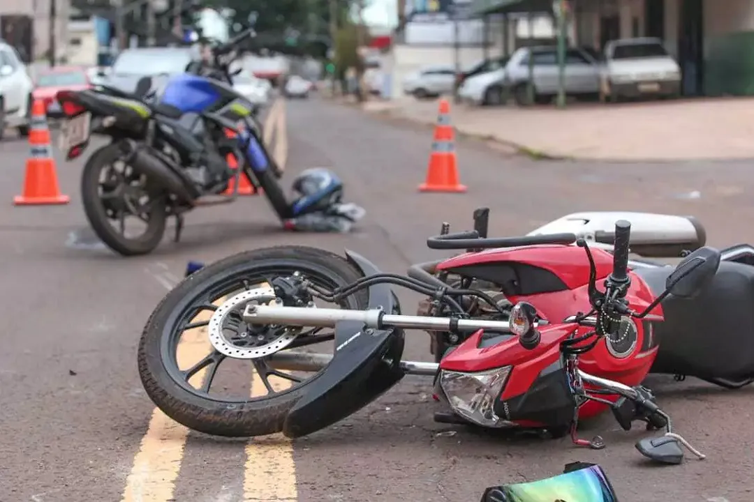Homem e mulher ficam em estado grave após moto atingir árvore em Maceió