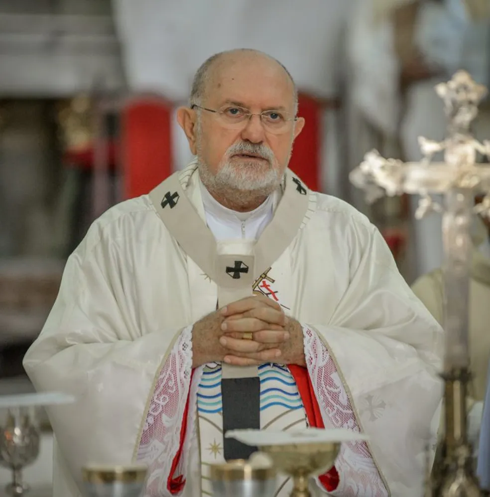 Imagem de Dom Antônio Muniz em cadeira de rodas comove fiéis nas redes sociais