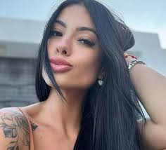 Clínica de bronzeamento de Rayane Figliuzzi é alvo de operação no Rio e funcionária acaba presa