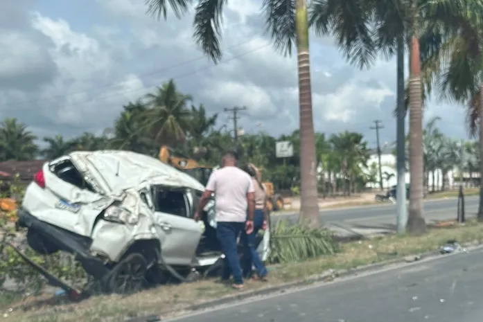 Homem fica ferido após carro capotar na Avenida Menino Marcelo