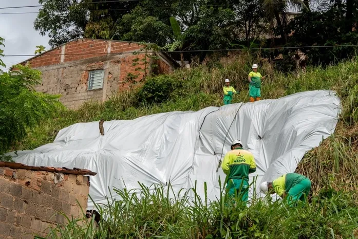 Defesa Civil instala lonas em áreas de risco para reforçar proteção em Maceió