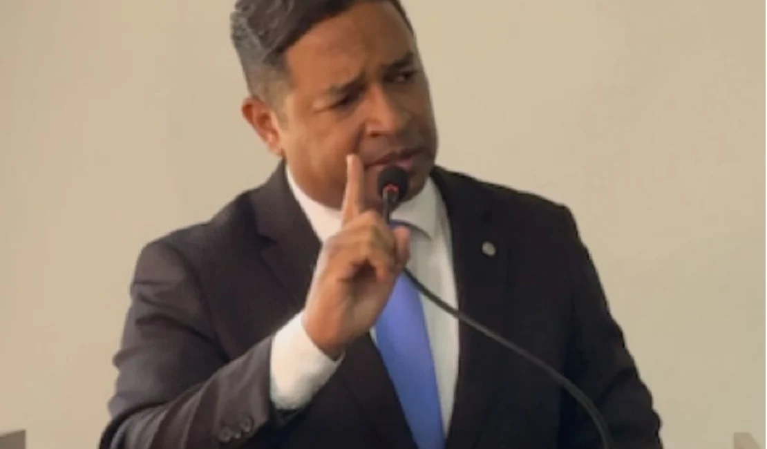 Vereador Cezar Felizardo vai a Justiça após Equatorial descumprir prazo para manutenção de postes em Jequiá da Praia