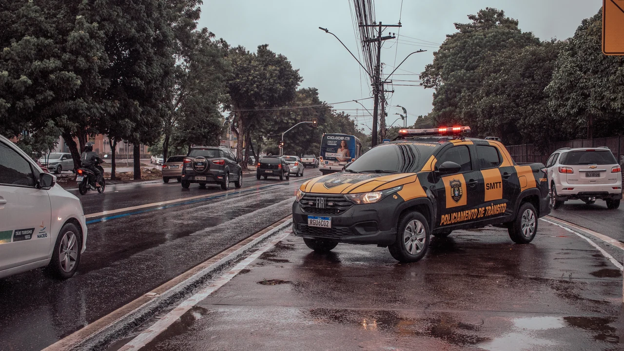 DMTT flagra motociclista transportando duas crianças sem capacete na Durval de Góes Monteiro