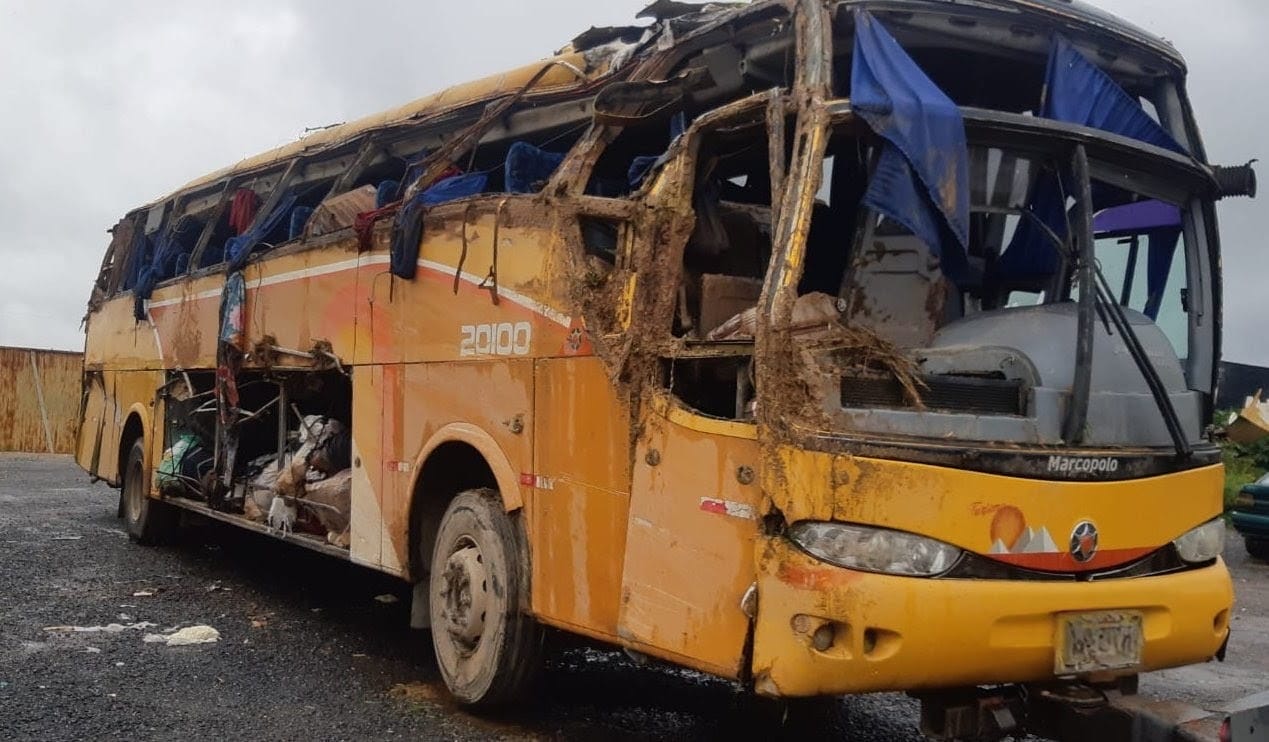 Ônibus que tombou em MG acumulava dezenas de infrações e não tinha autorização para transportar passageiros