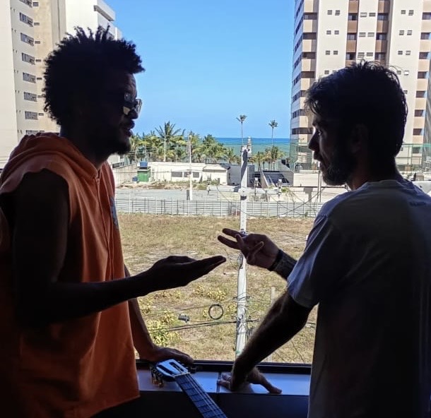 Imagens mostram últimos momentos de vítima com suposto amigo antes de queda em apartamento