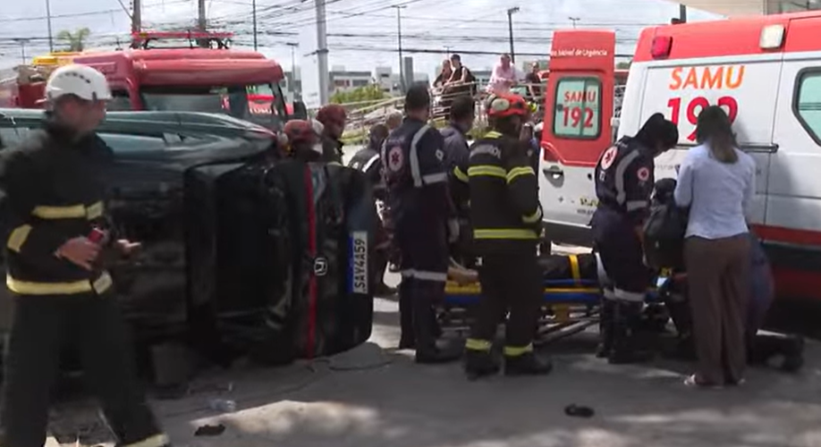 Após colisão, carro capota e deixa dois feridos no bairro da Cruz das Almas, em Maceió