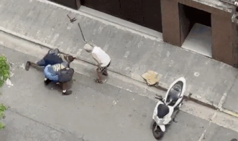 Ladrão é imobilizado e agredido com bengaladas após roubar idoso