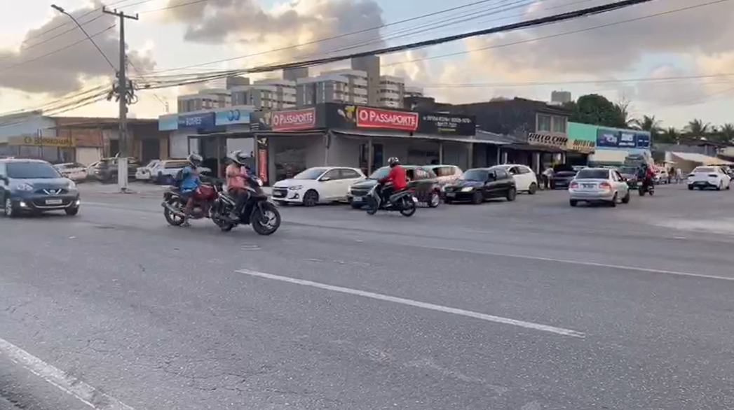 Após sucessivos acidentes, moradores cobram sinalização na entrada do Conjunto Acauã, em Maceió