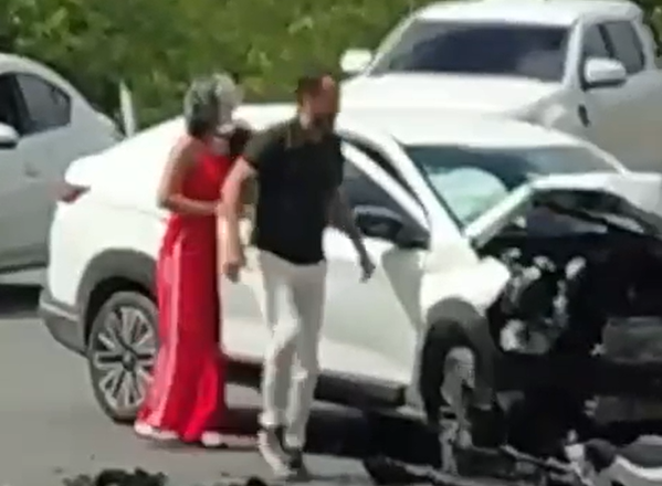 Dois veículos se envolvem em grave acidente no trevo de Passo de Camaragibe