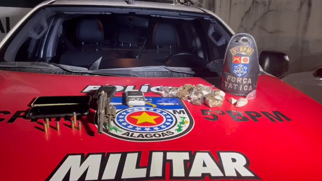 Força Tática do 5º BPM prende dois suspeitos por tráfico de drogas e porte ilegal de arma no Benedito Bentes