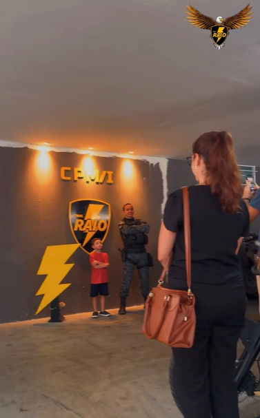 Criança salva por policiais militares reencontra equipe em visita emocionante