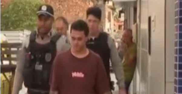 Vídeo mostra momento em que suspeito de matar companheira é levado pela PMAL em Maceió