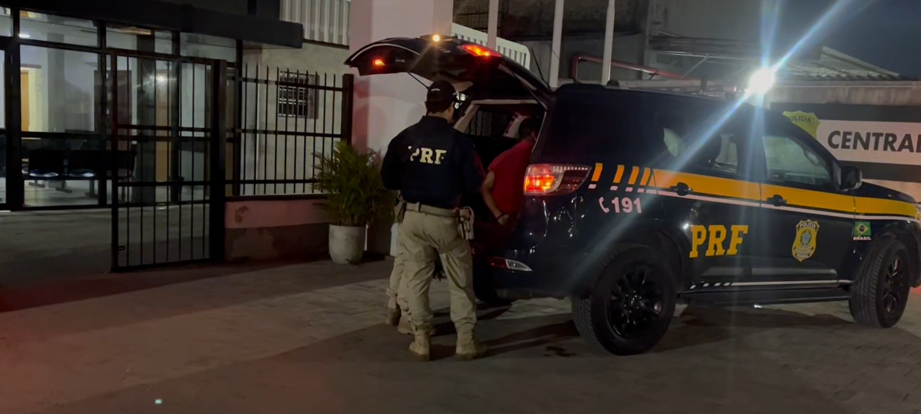 PRF prende suspeito com carro roubado e dois mandados de prisão por homicídio