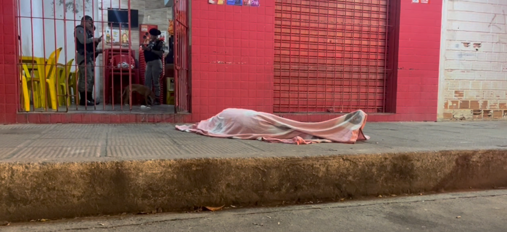 Jovem de 18 anos é morta a tiros no Benedito Bentes