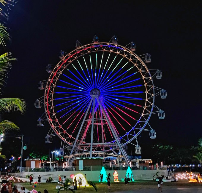 Roda-gigante na Orla de Maceió exibe bandeira da Venezuela em gesto de solidariedade ao país